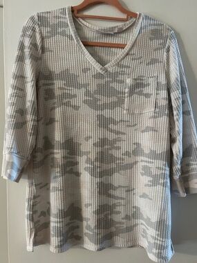 Belle by Kim Gravel Cream and Light Gray Camo Ribbed Short Sleeve Tee